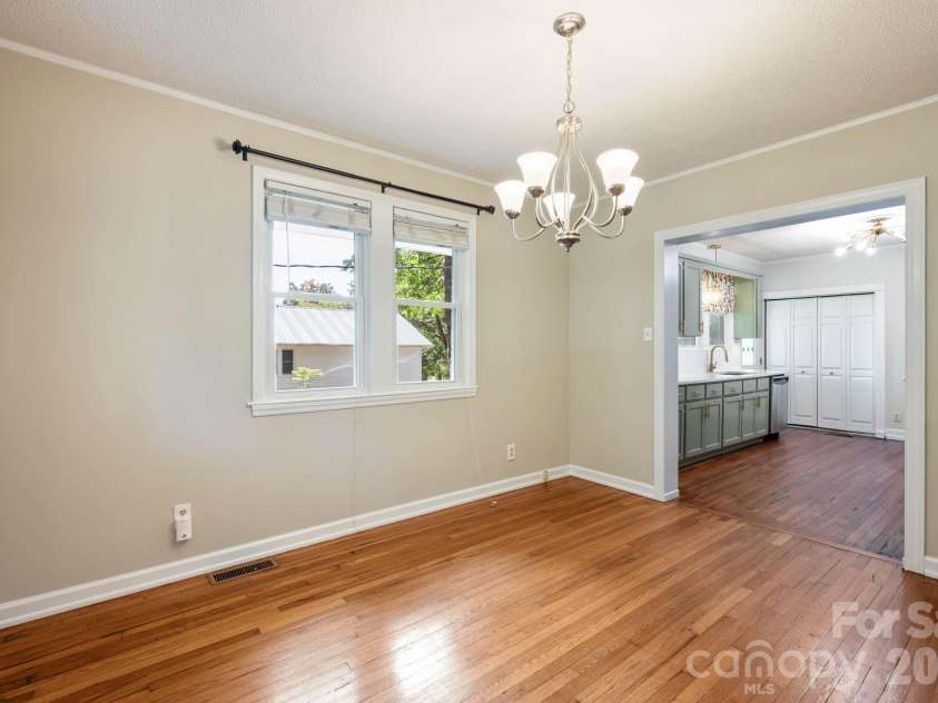 441 8th Avenue Drive, Hickory, NC 28601.  MLS# CAR4416718, YatesRealty ID 45751. 