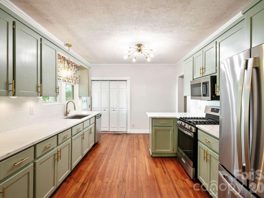 441 8th Avenue Drive, Hickory, NC 28601.  MLS# CAR4416718, YatesRealty ID 45751. 