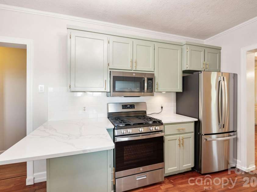 441 8th Avenue Drive, Hickory, NC 28601.  MLS# CAR4416718, YatesRealty ID 45751. 