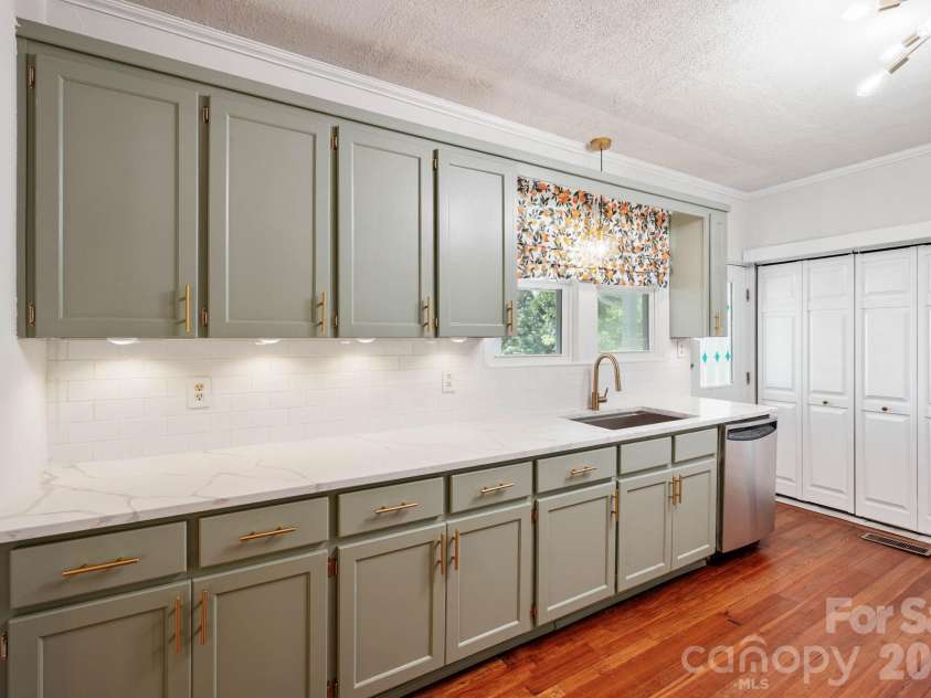 441 8th Avenue Drive, Hickory, NC 28601.  MLS# CAR4416718, YatesRealty ID 45751. 