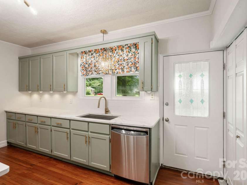 441 8th Avenue Drive, Hickory, NC 28601.  MLS# CAR4416718, YatesRealty ID 45751. 