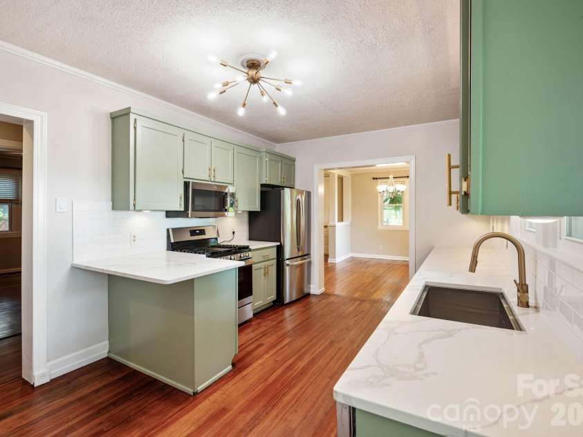 441 8th Avenue Drive, Hickory, NC 28601.  MLS# CAR4416718, YatesRealty ID 45751. 