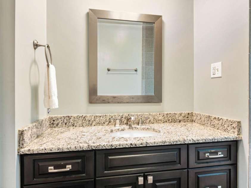 441 8th Avenue Drive, Hickory, NC 28601.  MLS# CAR4416718, YatesRealty ID 45751. 