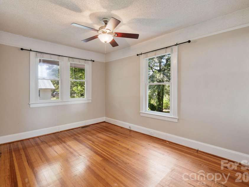 441 8th Avenue Drive, Hickory, NC 28601.  MLS# CAR4416718, YatesRealty ID 45751. 