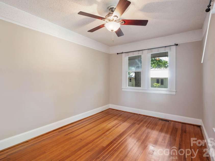 441 8th Avenue Drive, Hickory, NC 28601.  MLS# CAR4416718, YatesRealty ID 45751. 
