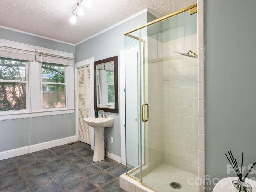 441 8th Avenue Drive, Hickory, NC 28601.  MLS# CAR4416718, YatesRealty ID 45751. 
