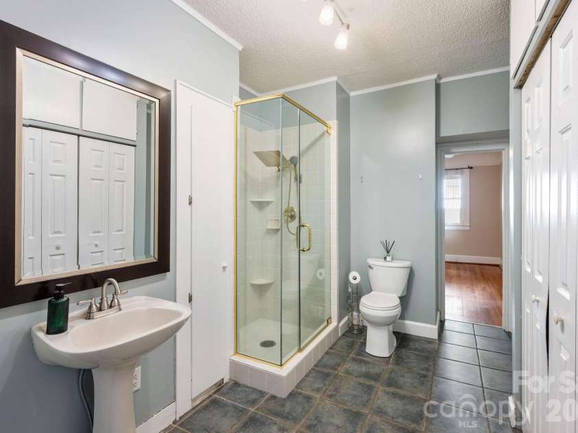 441 8th Avenue Drive, Hickory, NC 28601.  MLS# CAR4416718, YatesRealty ID 45751. 
