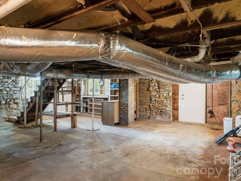441 8th Avenue Drive, Hickory, NC 28601.  MLS# CAR4416718, YatesRealty ID 45751. 