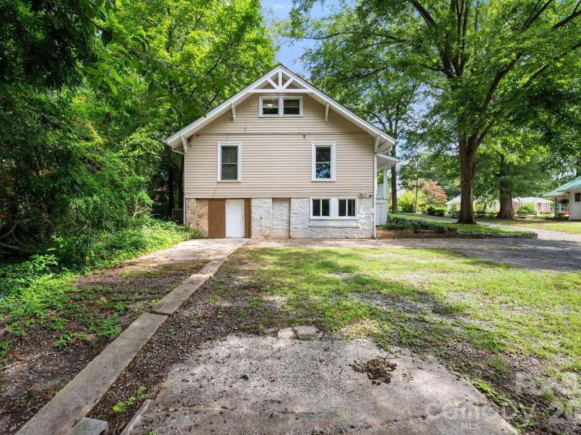 441 8th Avenue Drive, Hickory, NC 28601.  MLS# CAR4416718, YatesRealty ID 45751. 