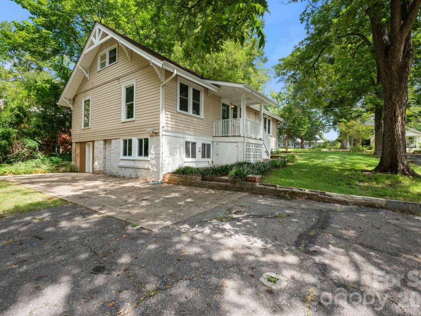 441 8th Avenue Drive, Hickory, NC 28601.  MLS# CAR4416718, YatesRealty ID 45751. 