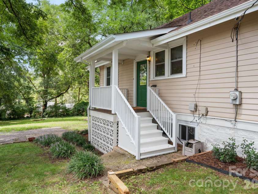 441 8th Avenue Drive, Hickory, NC 28601.  MLS# CAR4416718, YatesRealty ID 45751. 