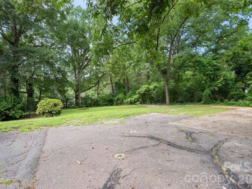 441 8th Avenue Drive, Hickory, NC 28601.  MLS# CAR4416718, YatesRealty ID 45751. 