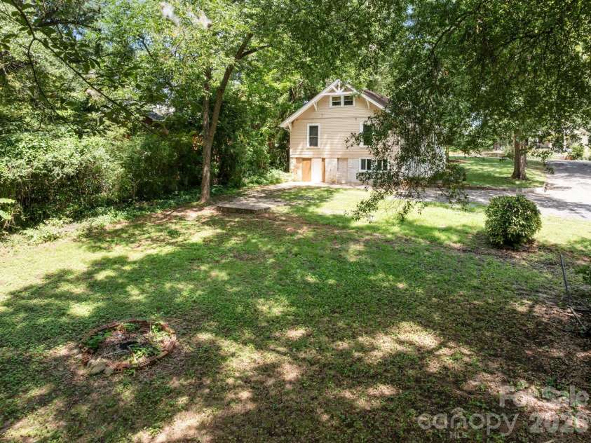 441 8th Avenue Drive, Hickory, NC 28601.  MLS# CAR4416718, YatesRealty ID 45751. 