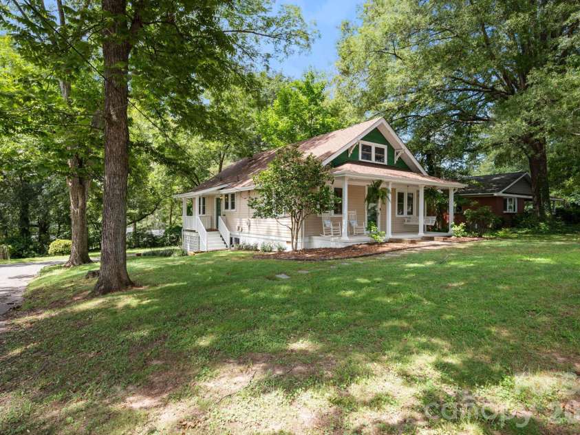 441 8th Avenue Drive, Hickory, NC 28601.  MLS# CAR4416718, YatesRealty ID 45751. 