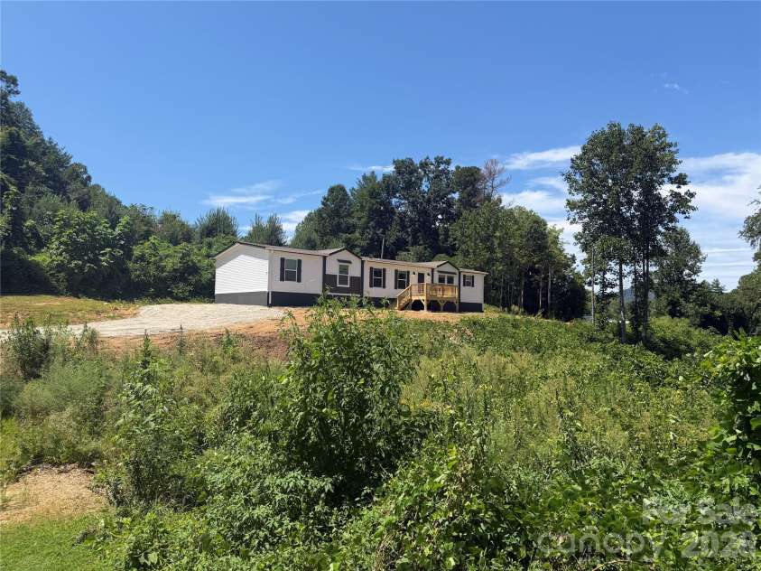 66 Neely Drive, Hendersonville, NC 28792.  MLS# CAR4416888, YatesRealty ID 45753. 