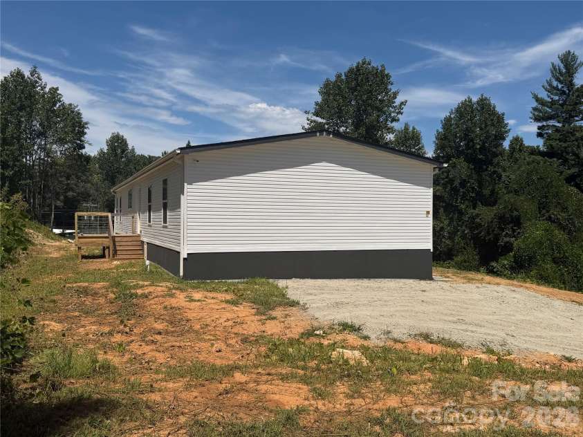 66 Neely Drive, Hendersonville, NC 28792.  MLS# CAR4416888, YatesRealty ID 45753. 