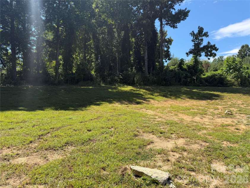 66 Neely Drive, Hendersonville, NC 28792.  MLS# CAR4416888, YatesRealty ID 45753. 