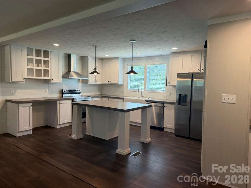 66 Neely Drive, Hendersonville, NC 28792.  MLS# CAR4416888, YatesRealty ID 45753. 