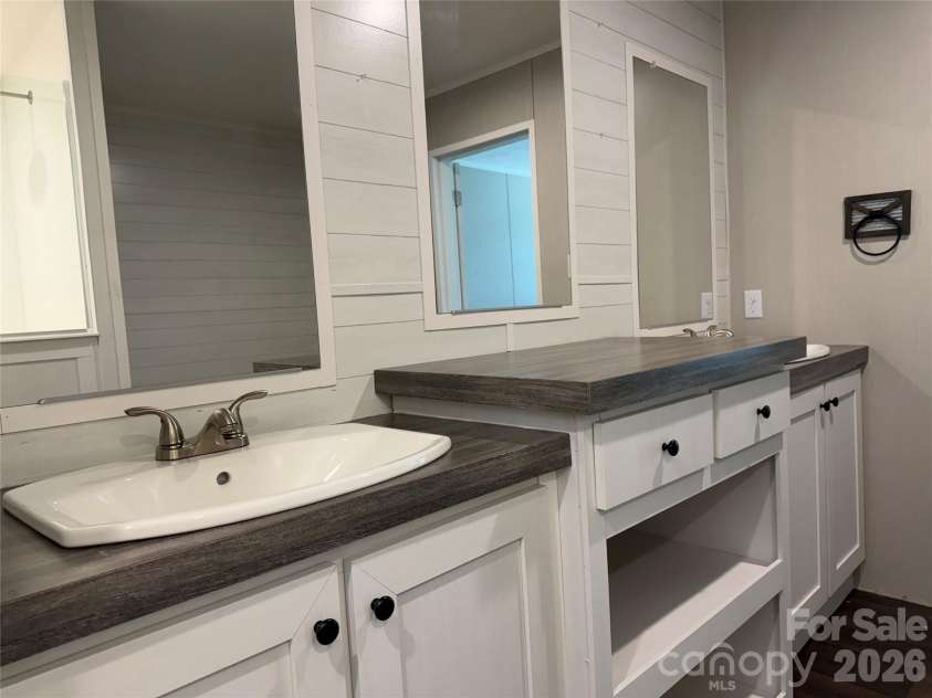 66 Neely Drive, Hendersonville, NC 28792.  MLS# CAR4416888, YatesRealty ID 45753. 