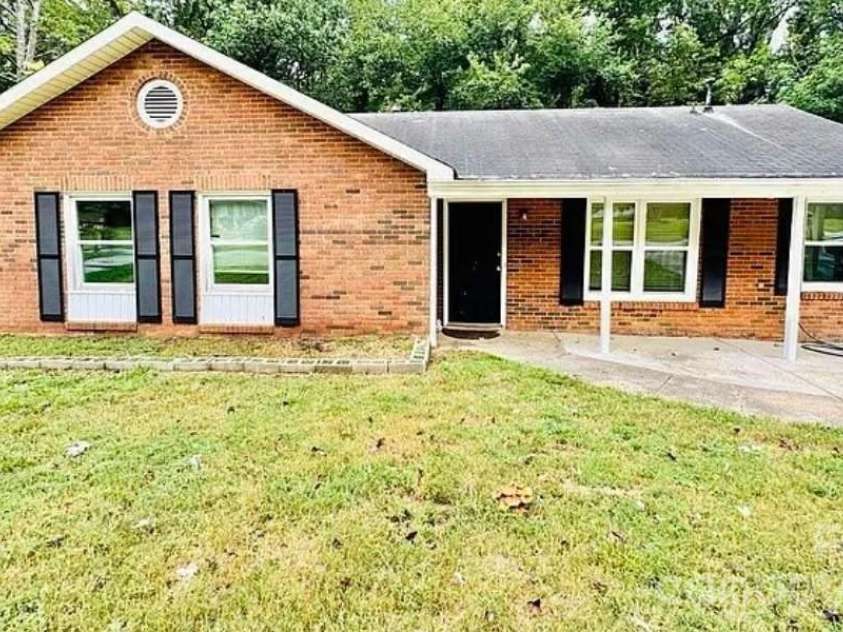 4824 Farm Pond Lane, Charlotte, NC 28212.  MLS# CAR4408628, YatesRealty ID 45757. 