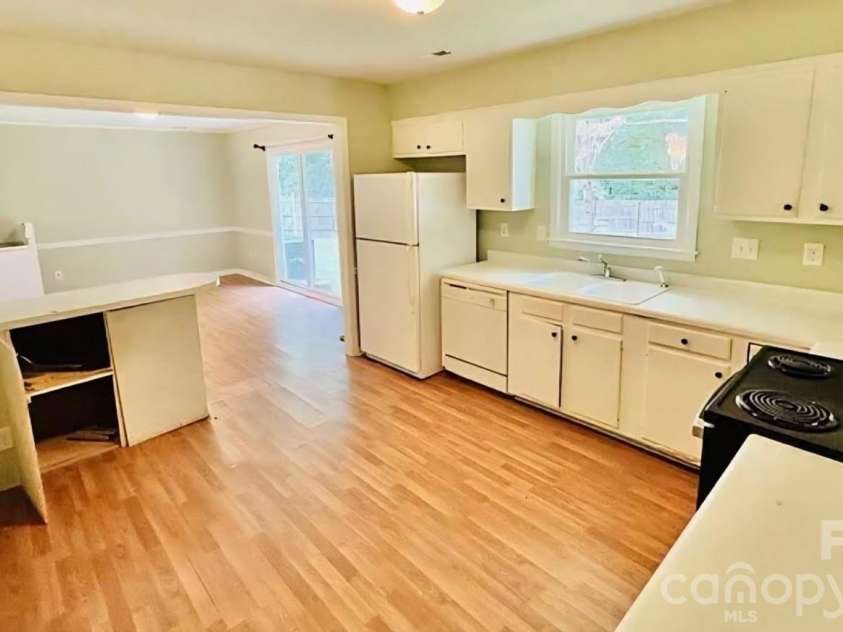4824 Farm Pond Lane, Charlotte, NC 28212.  MLS# CAR4408628, YatesRealty ID 45757. 
