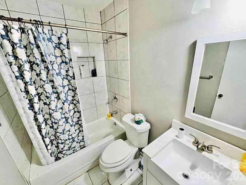 4824 Farm Pond Lane, Charlotte, NC 28212.  MLS# CAR4408628, YatesRealty ID 45757. 