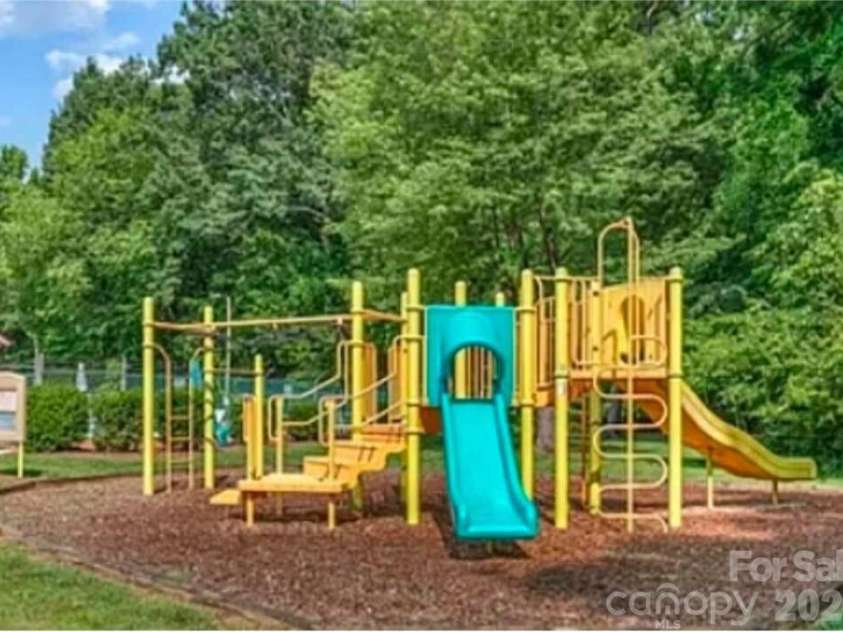 4824 Farm Pond Lane, Charlotte, NC 28212.  MLS# CAR4408628, YatesRealty ID 45757. 