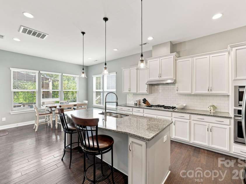 5009 Lydgate Drive, Waxhaw, NC 28173.  MLS# CAR4415096, YatesRealty ID 45758. Bright open chefs kitchen with KitchenAidGallery appliances