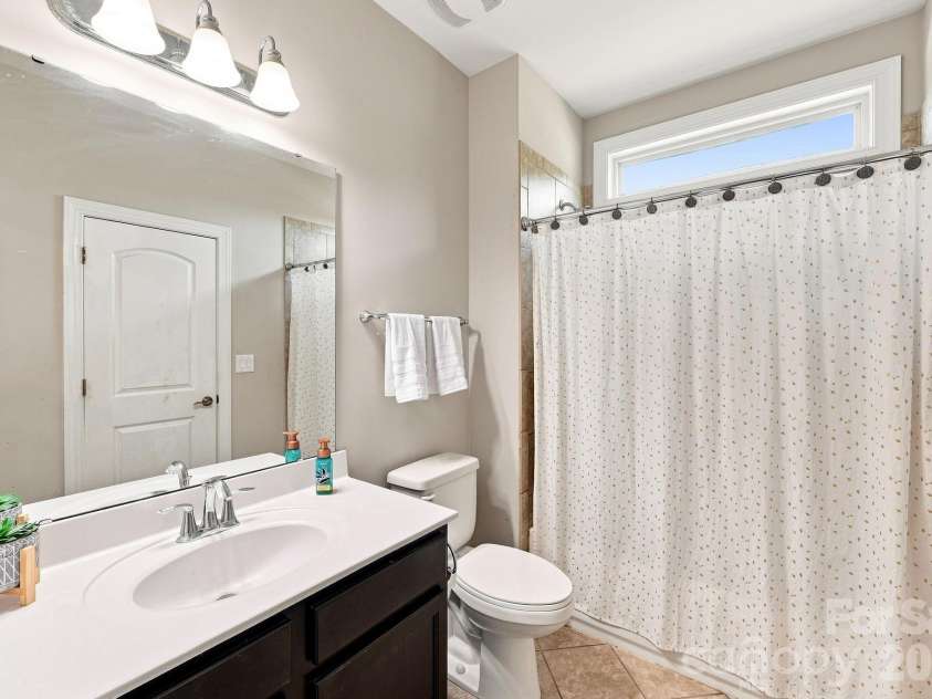 5009 Lydgate Drive, Waxhaw, NC 28173.  MLS# CAR4415096, YatesRealty ID 45758. Secondary bath