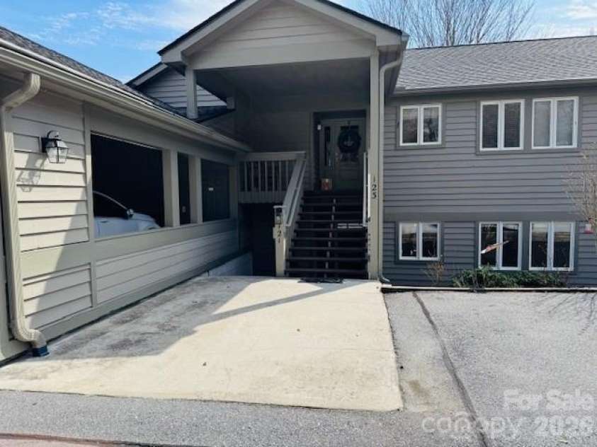 121 Burning Tree Lane, Flat Rock, NC 28731.  MLS# CAR4352106, YatesRealty ID 4576. 