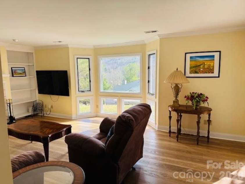 121 Burning Tree Lane, Flat Rock, NC 28731.  MLS# CAR4352106, YatesRealty ID 4576. 