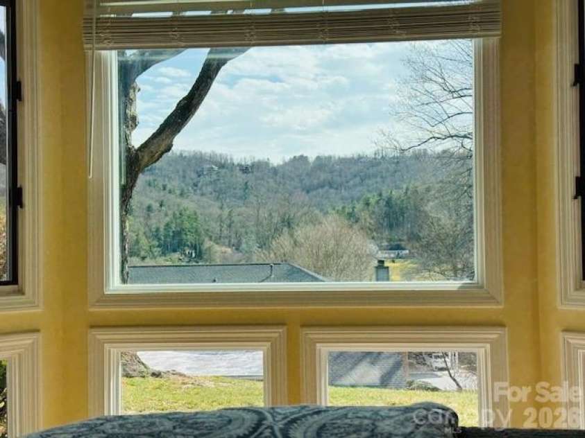 121 Burning Tree Lane, Flat Rock, NC 28731.  MLS# CAR4352106, YatesRealty ID 4576. 
