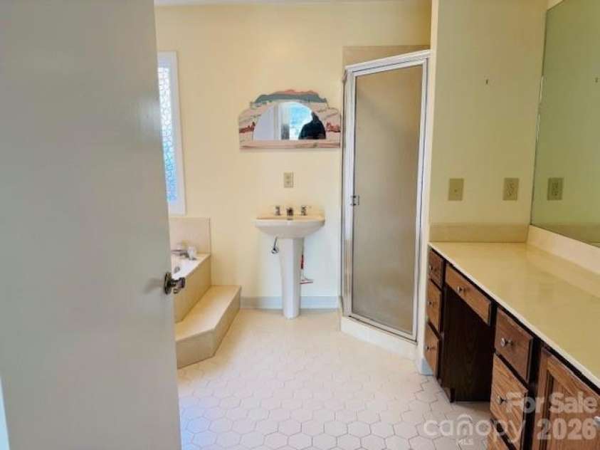121 Burning Tree Lane, Flat Rock, NC 28731.  MLS# CAR4352106, YatesRealty ID 4576. 
