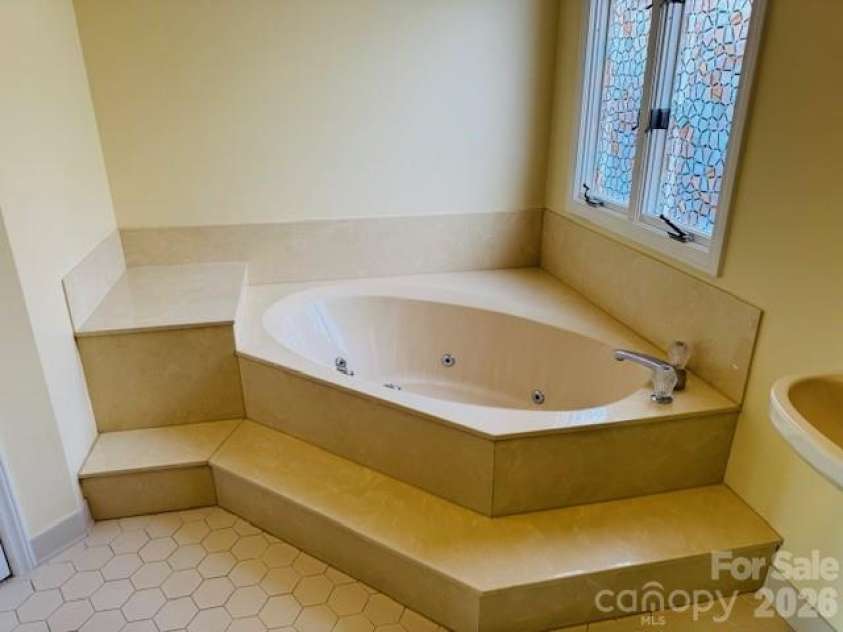 121 Burning Tree Lane, Flat Rock, NC 28731.  MLS# CAR4352106, YatesRealty ID 4576. 