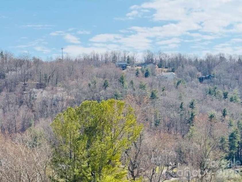 121 Burning Tree Lane, Flat Rock, NC 28731.  MLS# CAR4352106, YatesRealty ID 4576. 