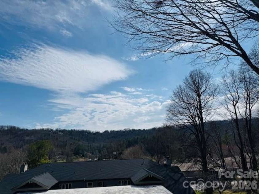 121 Burning Tree Lane, Flat Rock, NC 28731.  MLS# CAR4352106, YatesRealty ID 4576. 
