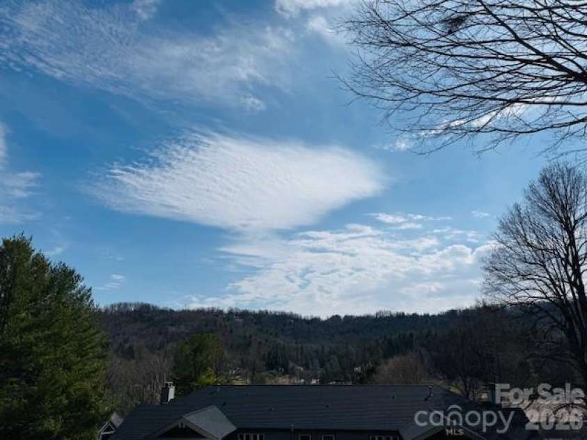 121 Burning Tree Lane, Flat Rock, NC 28731.  MLS# CAR4352106, YatesRealty ID 4576. 