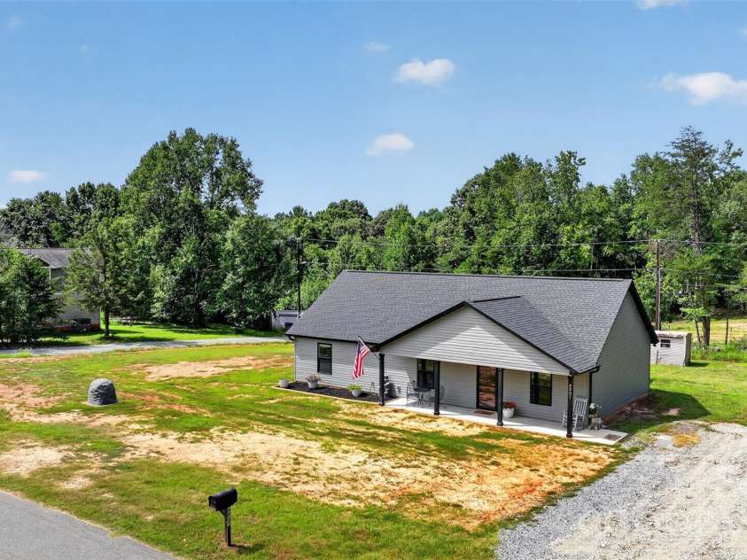 4807 Stratford Lane, Denver, NC 28037.  MLS# CAR4416446, YatesRealty ID 45764. 