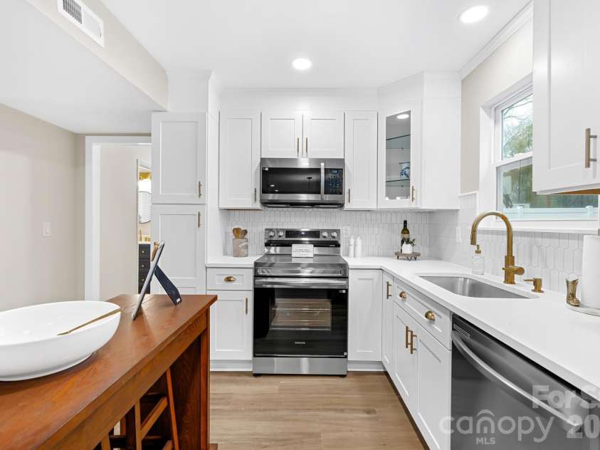 8201 Meadowdale Lane, Charlotte, NC 28227.  MLS# CAR4345620, YatesRealty ID 4577. 