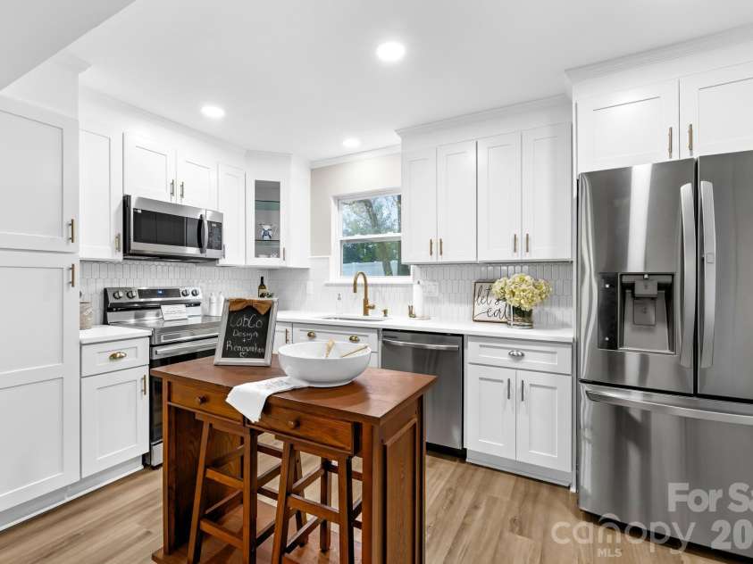 8201 Meadowdale Lane, Charlotte, NC 28227.  MLS# CAR4345620, YatesRealty ID 4577. 