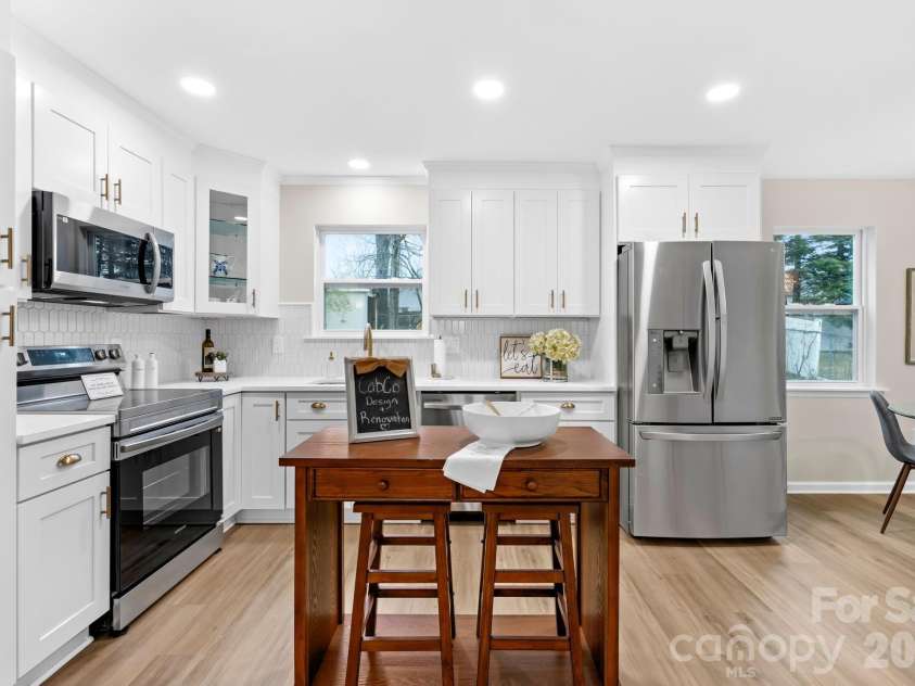 8201 Meadowdale Lane, Charlotte, NC 28227.  MLS# CAR4345620, YatesRealty ID 4577. 