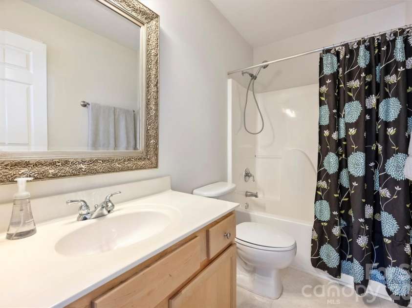 9528 Autumn Applause Drive, Charlotte, NC 28277.  MLS# CAR4340499, YatesRealty ID 4577. Hall bath