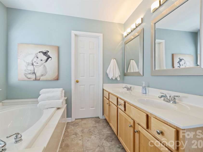 9528 Autumn Applause Drive, Charlotte, NC 28277.  MLS# CAR4340499, YatesRealty ID 4577. Primary bath