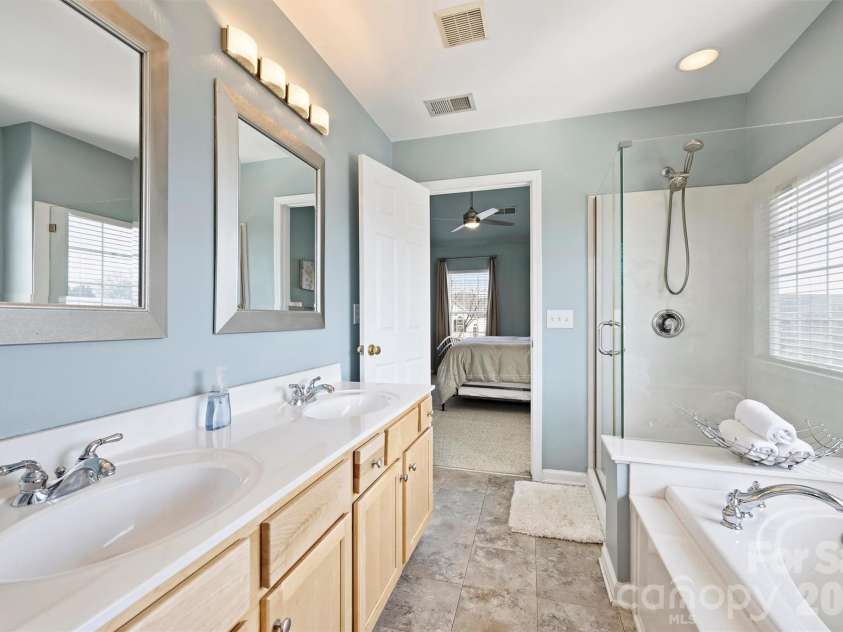 9528 Autumn Applause Drive, Charlotte, NC 28277.  MLS# CAR4340499, YatesRealty ID 4577. Primary bath