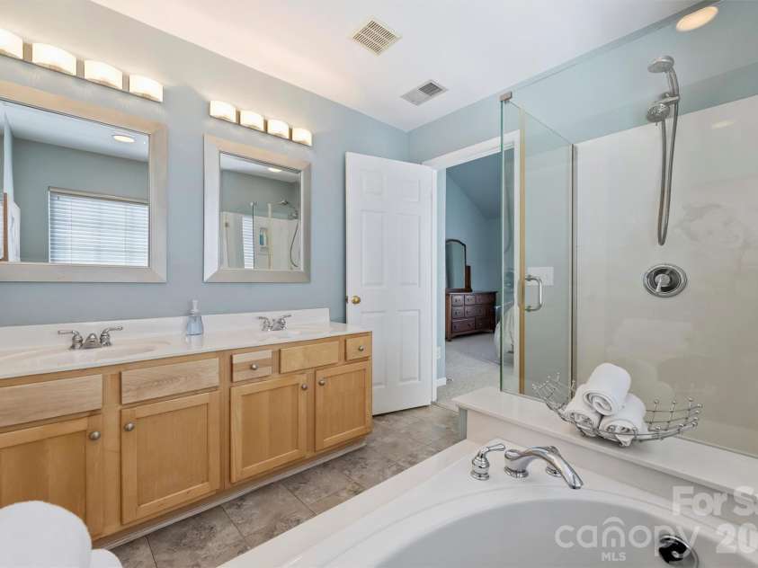 9528 Autumn Applause Drive, Charlotte, NC 28277.  MLS# CAR4340499, YatesRealty ID 4577. Primary bath