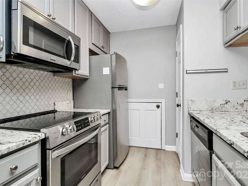 427 8th Street, Charlotte, NC 28202.  MLS# CAR4313553, YatesRealty ID 45774. 