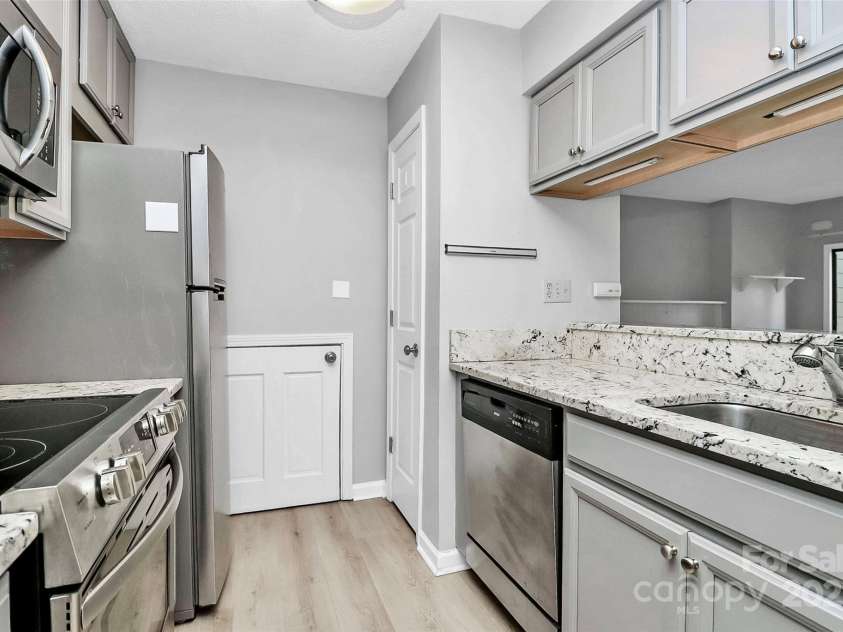 427 8th Street, Charlotte, NC 28202.  MLS# CAR4313553, YatesRealty ID 45774. 