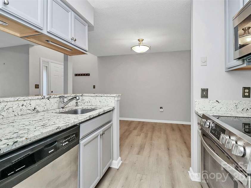 427 8th Street, Charlotte, NC 28202.  MLS# CAR4313553, YatesRealty ID 45774. 