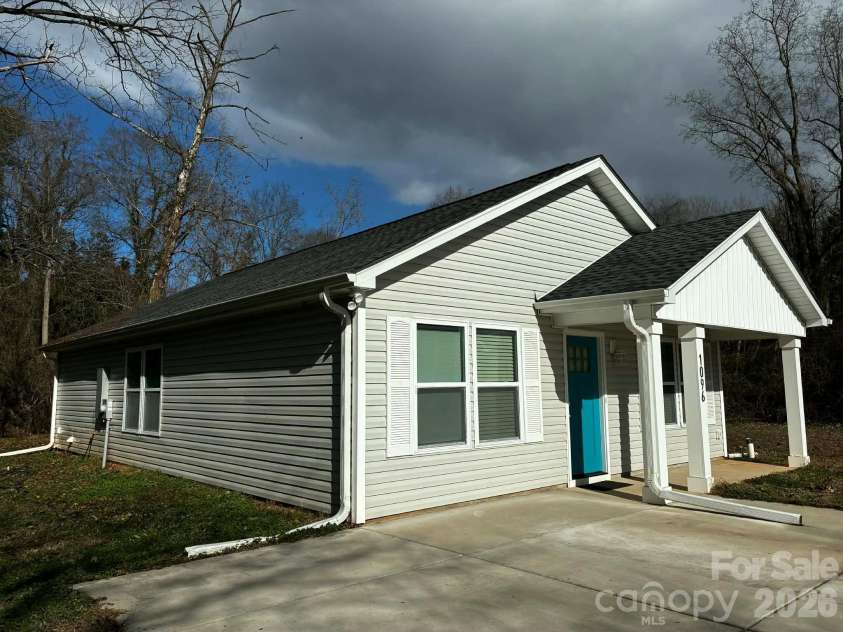 1096 12th Avenue, Hickory, NC 28601.  MLS# CAR4340721, YatesRealty ID 4578. Front Corner