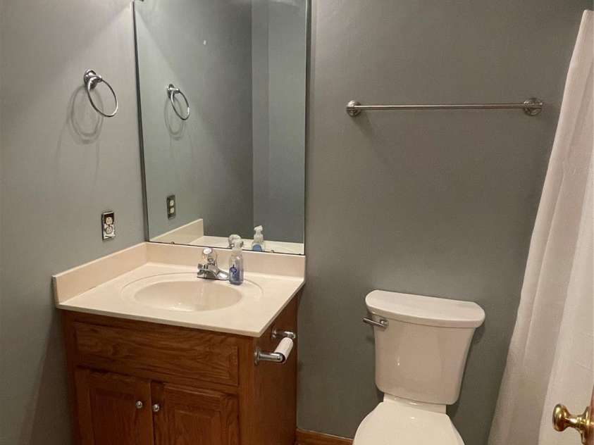 138 Walking Horse Run, Stanley, NC 28164.  MLS# CAR4345885, YatesRealty ID 4578. Upstairs hall bath